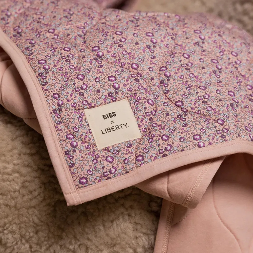 x Liberty Quiltad Filt Eloise - Blush>BIBS Outlet