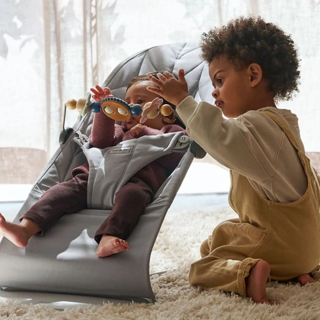 Bliss Petal Quilt Babysitter Ljusgrå>BabyBjörn Clearance