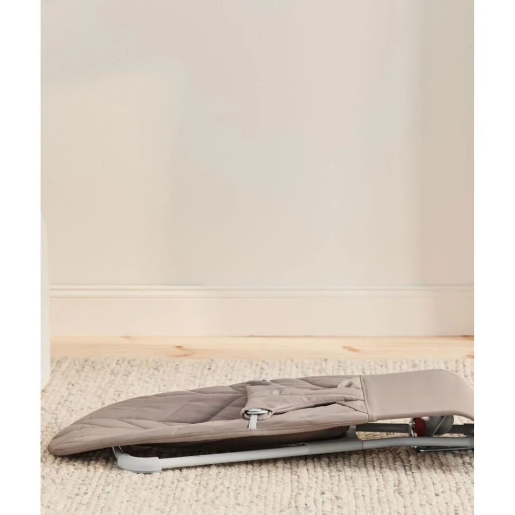 Bliss Petal Quilt Babysitter Sand Grey>BabyBjörn