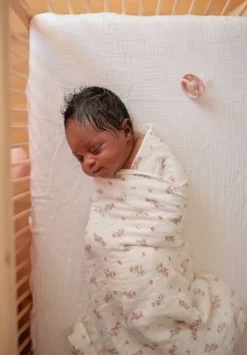 Blommig Swaddle Gräddvit>Mushie Hot
