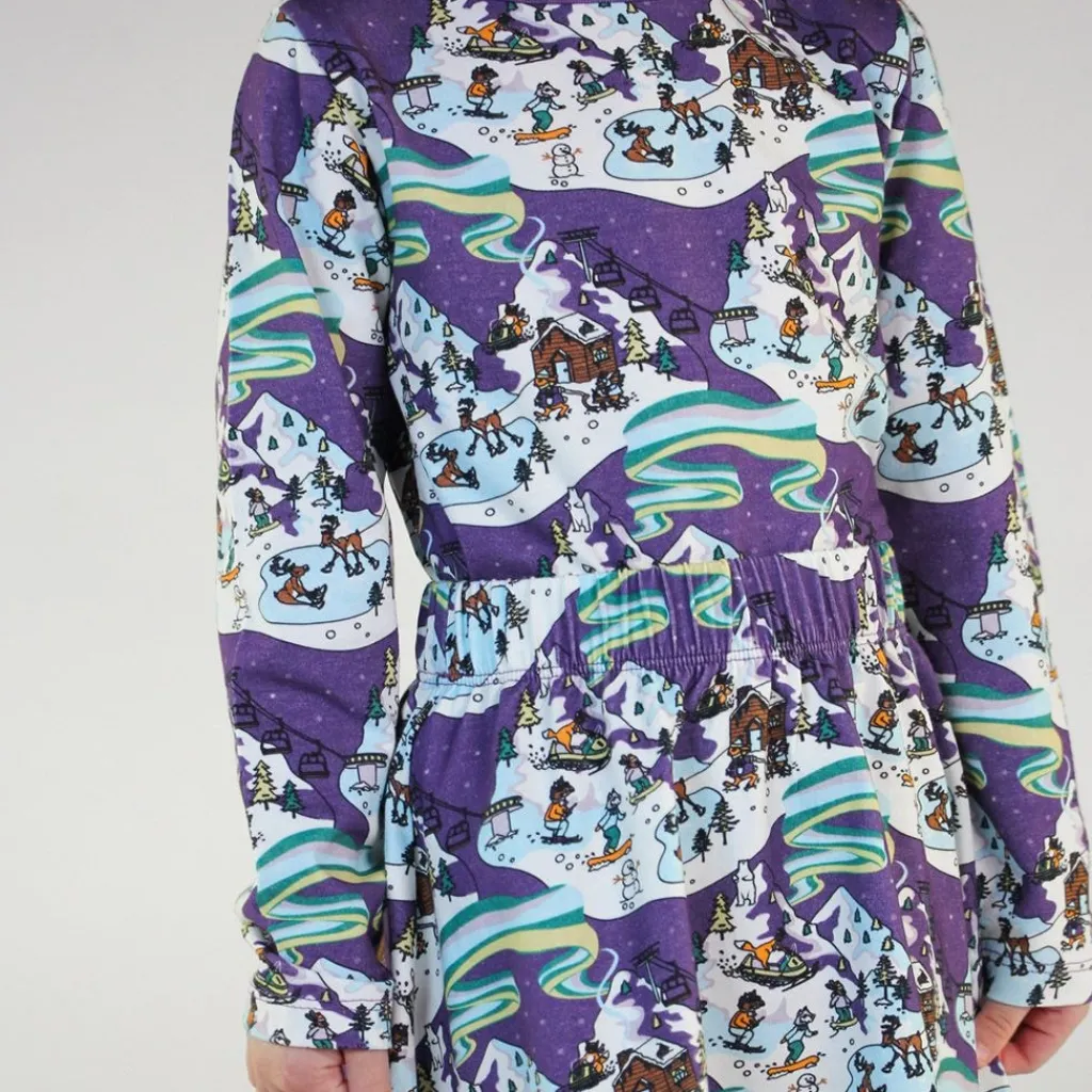 Långärmad T-shirt i Loganberry med vinterlandskap>Småfolk New