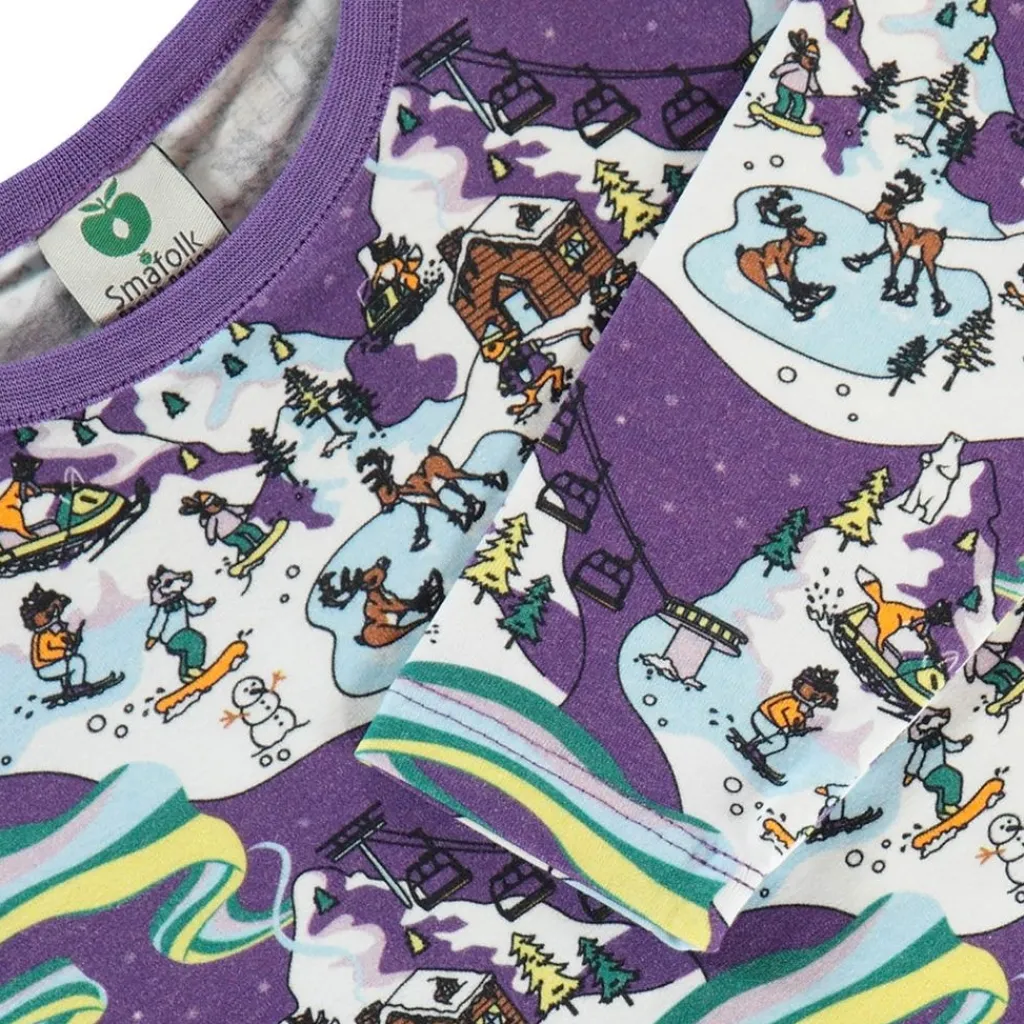 Långärmad T-shirt i Loganberry med vinterlandskap>Småfolk New