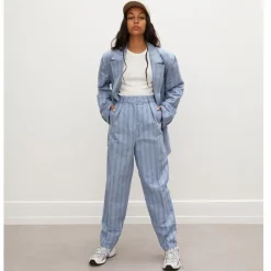 Taylor Byxor Light Blue Stripe><noscript><img width=