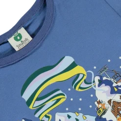 T-shirt i Federal Blue med vinterlandskapsdesign><noscript><img width=